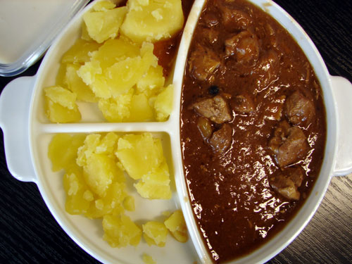 Sezgediner Gulasch, Kartoffeln und Quarkspeise