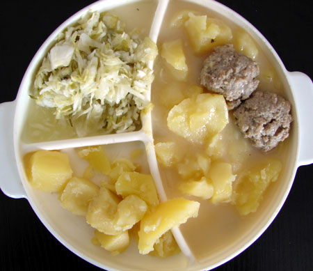 Königsberger Klopse mit Rohkost und Kartoffeln